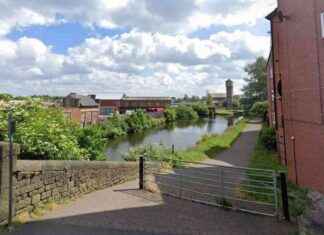 Elderly Man Falls into Leeds and Liverpool Canal: Urgent Appeal for Assistance news-09082024-050851