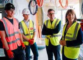 Local Politicians Visit Stockport – Manchester News and Updates news-09082024-051417