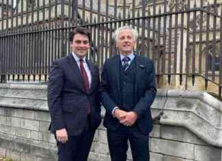 Controversial Re-branding of Yellow Buses Sparks Debate in Manchester news-09082024-052306