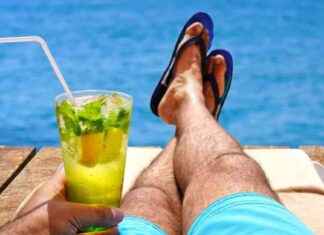 Seaside Drama: Holidaymakers Race for Sunbeds at Hotel Opening news-09082024-053749