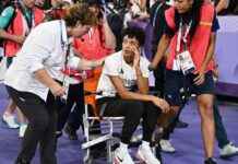 Olympic Medalist Collapses and Breaks Down in Tears, Taken Away for Medical Care news-09082024-060841