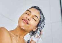 DIY Makeup Brush Trick for Absorbing Hair Oil: No Aerosol Dry Shampoo Needed news-09082024-065750