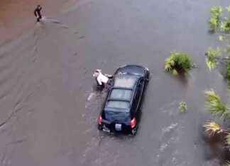 Florida Woman Rescued from Flooded Car: Dramatic Rescue Caught on Camera news-09082024-090115