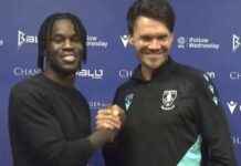 Most Awkward Signing Announcement Interrupted by Watch Club at Press Conference news-09082024-095803