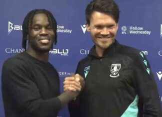 Most Awkward Signing Announcement Interrupted by Watch Club at Press Conference news-09082024-095803