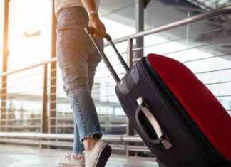 Tips for Airline Passengers: Why Jet2, easyJet, Ryanair, and TUI Travelers Should Pack a Roll of Cling Film news-12082024-172045