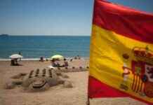 Topless Brits in Spain Face €750 Fine in New Poster Campaign news-13092024-033716