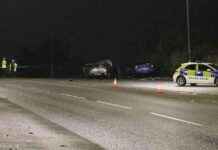 Dramatic Crash: Two Cars Veer Off Road Before Police Cordon Off Pavement news-23092024-014700