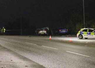 Dramatic Crash: Two Cars Veer Off Road Before Police Cordon Off Pavement news-23092024-014700