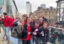 Erik Ten Hag Receives Ongoing Support from Twente Fans: Hoping for Continued Success news-26092024-052508