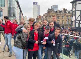 Erik Ten Hag Receives Ongoing Support from Twente Fans: Hoping for Continued Success news-26092024-052508