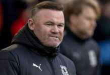 Wayne Rooney’s Classy Gesture After Plymouth Exit: A Touching Display wayne-rooneys-classy-gesture-after-plymouth-exit-a-touching-display