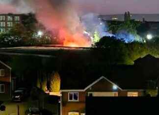 Breaking News: Massive Fire Causes Road Closures and Smoke Plumes – Latest Updates breaking-news-massive-fire-causes-road-closures-and-smoke-plumes-latest-updates