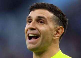 Emi Martinez on Working with Man Utd Duo: Clear Thoughts Amid Rumours emi-martinez-on-working-with-man-utd-duo-clear-thoughts-amid-rumours